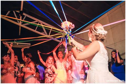 Festa de Casamento ao ar livre da Amanda e Rodrigo | realizado no Espaço Viela da Praia em São Sebastião SP | Assessoria da Tarsila Palma | Fotos Celso Vick e Vinícius Nakashima | Estúdio Celso Vick Fotografia Espontânea | A Vida é feita de histórias.'