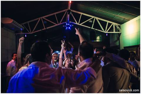 Festa de Casamento ao ar livre da Amanda e Rodrigo | realizado no Espaço Viela da Praia em São Sebastião SP | Assessoria da Tarsila Palma | Fotos Celso Vick e Vinícius Nakashima | Estúdio Celso Vick Fotografia Espontânea | A Vida é feita de histórias.'