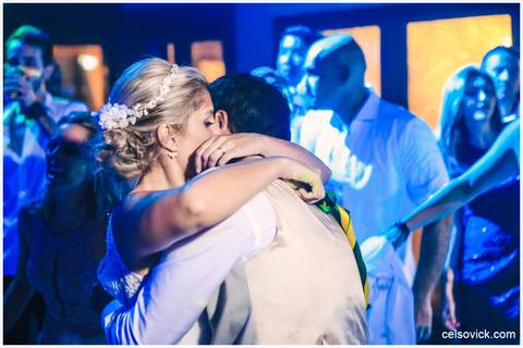 Fotos de Casamento ao ar livre da Amanda e Rodrigo | realizado no Espaço Viela da Praia em São Sebastião SP | Assessoria da Tarsila Palma | Fotos Celso Vick e Vinícius Nakashima | Estúdio Celso Vick Fotografia Espontânea | A Vida é feita de histórias.'