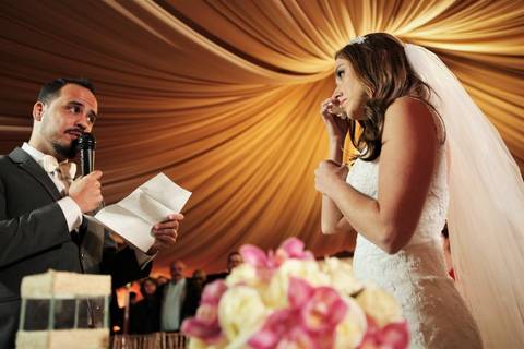 Fotografia da Cerimônia de Casamento no Buffet Grande Ville em Santo André-São Paulo-CelsoVick e aliança'