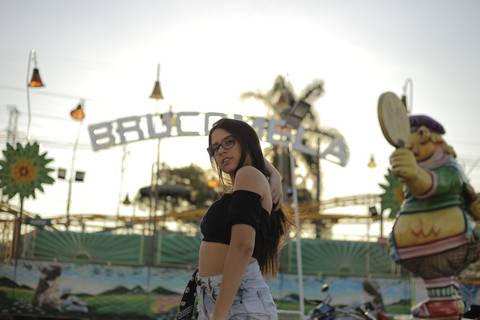 Fotos espontâneas Debitantes 15 anos no parque em São Caetano do Sul'