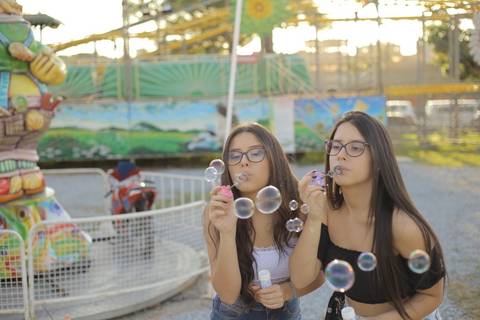 Fotos espontâneas Debitantes 15 anos no parque em São Caetano do Sul'