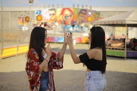 Fotos espontâneas Debitantes 15 anos no parque em São Caetano do Sul'