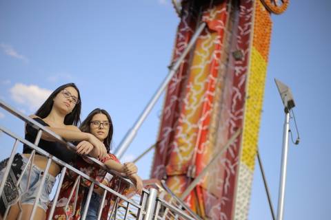Fotos espontâneas Debitantes 15 anos no parque em São Caetano do Sul'