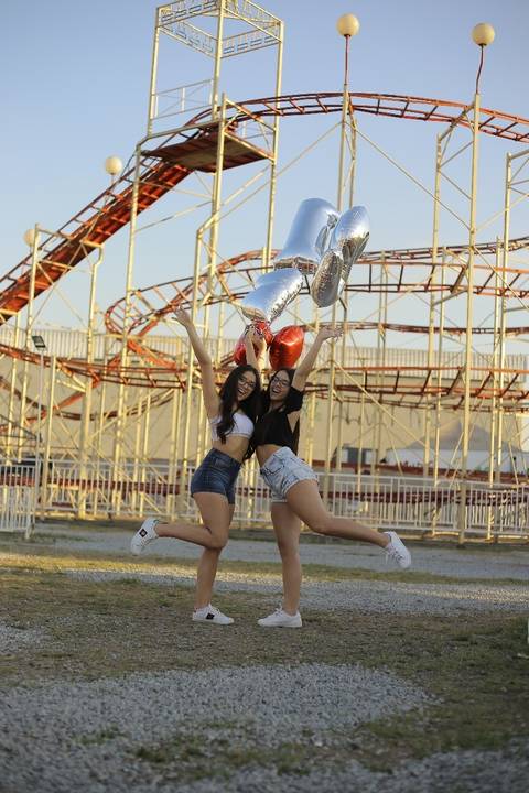 Fotos espontâneas Debitantes 15 anos no parque em São Caetano do Sul'