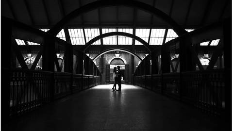 Foto em são paulo Ensaio fotográfico pré wedding , realizado na estação da luz em são paulo
 | E-session street  photo | wedding photographer | realizado na Avenida Paulista | SP '