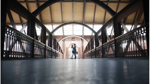 Ensaio  fotográfico pre wedding realizado na estação da luz centro de são paulo, fotos de casal antes do casamento'