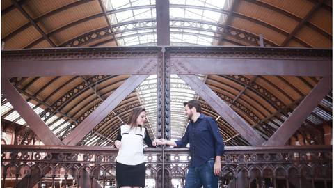Ensaio  fotográfico pre wedding realizado na estação da luz centro de são paulo, fotos de casal antes do  casamento'