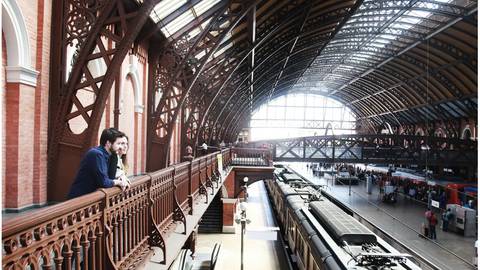 Ensaio  fotográfico pre wedding realizado na estação da luz centro de são paulo, fotos de casal antes do  casamento'