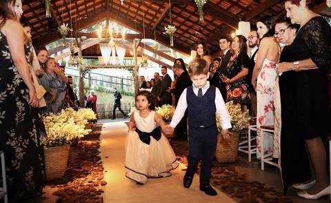 entrada das alianças Foto Cerimônia de Casamento Buffet Espaço Cantareira - Mairiporâ São Paulo Celso Vick'