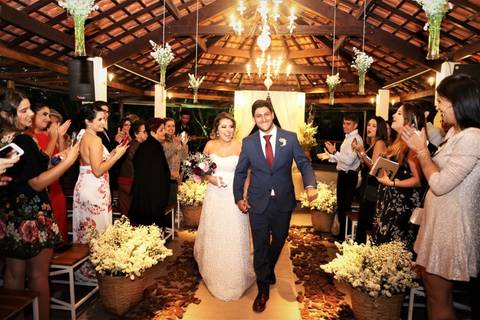 Saída dos noivos Foto Cerimônia de Casamento Buffet Espaço Cantareira - Mairiporâ São Paulo Celso Vick'