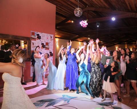 foto buquê Fotos da recepção e festa no Buffet Espaço Cantareira Mairiporã São Paulo'