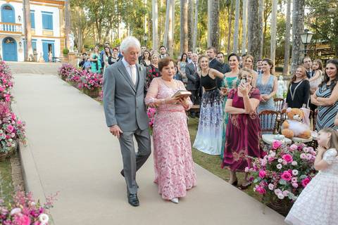 avos com alianças Fotos de Casamento Fazenda Santa Bárbara em Itatiba São Paulo | Fotografias na Fazenda Santa Bárbara | Fotografando na Fazenda Santa Barbara | Fotos de Celso Vick na Fazenda Santa Barbara Itatiba São Paulo. '
