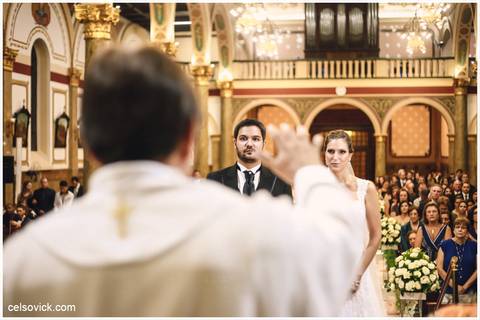 casal no altar da Igreja de São José do Ipiranga fotografia de Casamento '