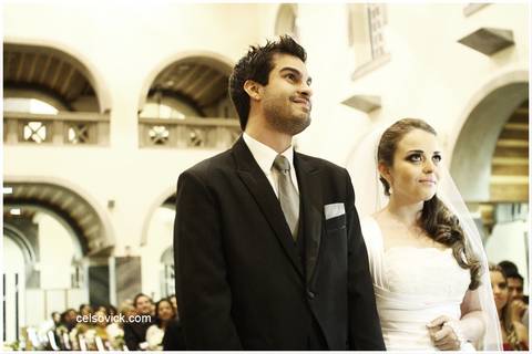 casal no altar da Igreja Nossa Senhora da Candelária em São Caetano do Sul'