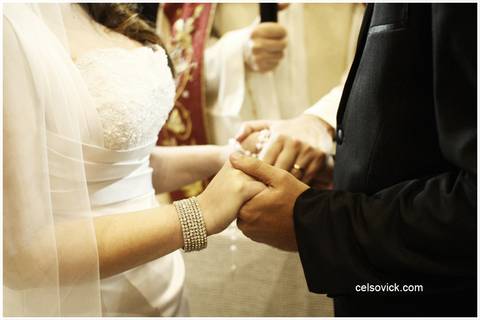 fotografia da troca de alianças na Igreja Nossa Senhora da Candelária em São Caetano do Sul'