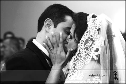 foto do beijo do casal Cerimonia de Casamento realizada no Samyr Buffet em São Caetano do Sul'