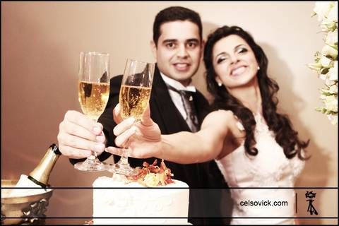 foto do brinde do casal na Cerimonia de Casamento realizada no Samyr Buffet em São Caetano do Sul'