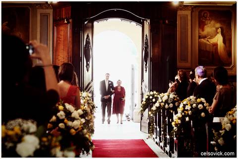 foto entrada do noivo Cerimônia de casamento na Capela da PUC em Higianópolis São Paulo'