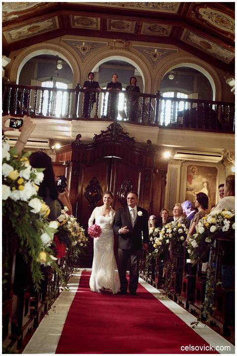 foto entrada da noiva Cerimônia de casamento na Capela da PUC em Higianópolis São Paulo'