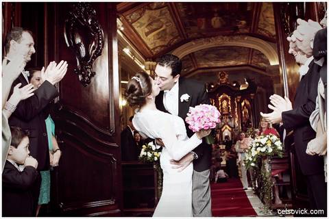 foto beijo Cerimônia de casamento na Capela da PUC em Higianópolis São Paulo'