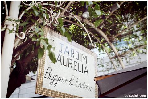foto do casal Jardim Aurélia no Itaim Bibi em São Paulo, fotografo de casamento em São Paulo'