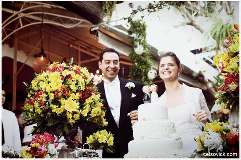 foto casal no Jardim Aurélia no Itaim Bibi em São Paulo, fotografo de casamento em São Paulo'