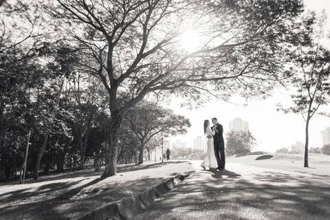 Lindas Foto de capa do ensaio Pré Wedding da Luiza e Denis realizado no Jardim Botânico de Curitiba - Paraná'