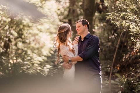 Enquadramentos de primeiro plano das Foto de capa do ensaio Pré Wedding da Luiza e Denis realizado no Jardim Botânico de Curitiba - Paraná'
