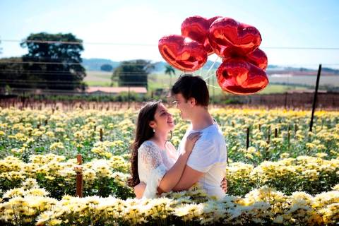 Ensaio Fotográfico Pré Wedding, fotos de casal antes do casamento realizado na cidade de Holambra, São Paulo.'