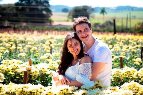 de casal antes do casamento realizado na cidade de Holambra, São Paulo.'