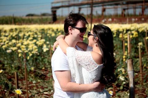 Beijo do casal nas flores de casal antes do casamento realizado na cidade de Holambra, São Paulo.'