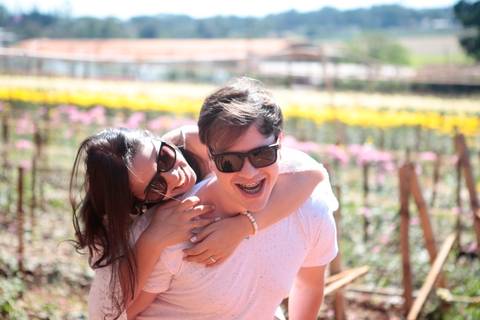 de casal antes do casamento realizado na cidade de Holambra, São Paulo.'