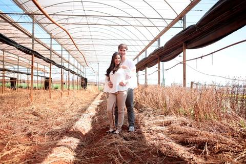 de casal antes do casamento realizado na cidade de Holambra, São Paulo.'