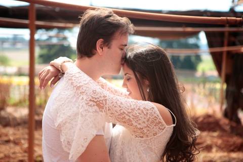 Lindo de casal antes do casamento realizado na cidade de Holambra, São Paulo.'