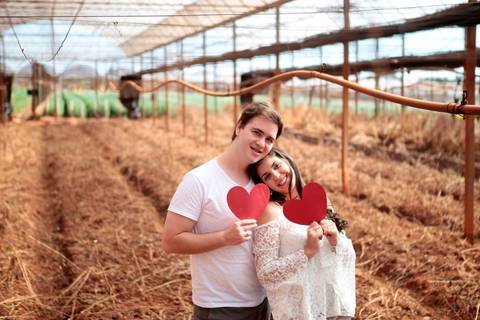 Lindo ensaio de casal antes do casamento realizado na cidade de Holambra, São Paulo.'