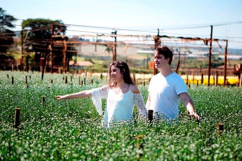 de casal antes do casamento realizado na cidade de Holambra, São Paulo.'