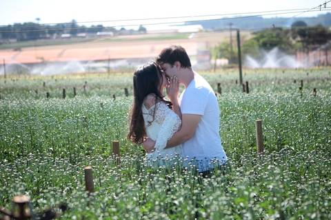de casal antes do casamento realizado na cidade de Holambra, São Paulo.'