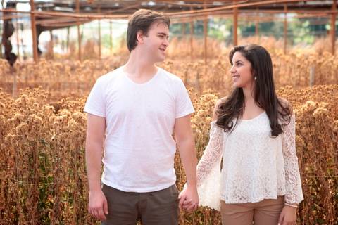 de casal antes do casamento realizado na cidade de Holambra, São Paulo.'