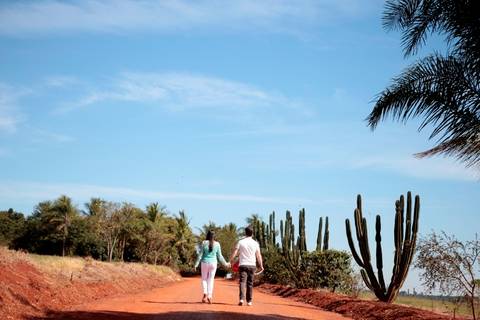 de casal antes do casamento realizado na cidade de Holambra, São Paulo.'