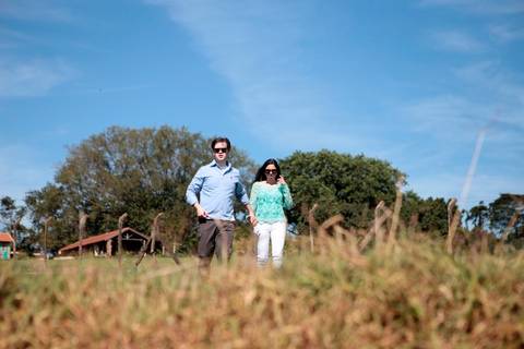 de casal antes do casamento realizado na cidade de Holambra, São Paulo.'