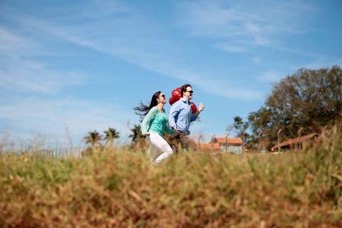 de casal antes do casamento realizado na cidade de Holambra, São Paulo.'