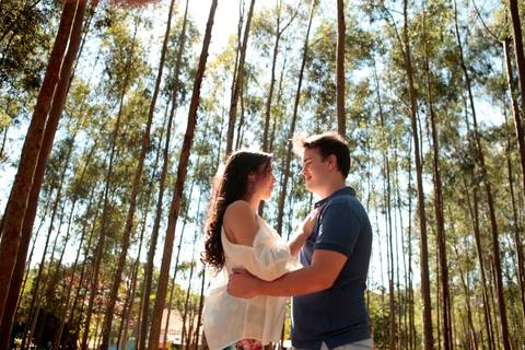 de casal antes do casamento realizado na cidade de Holambra, São Paulo.'