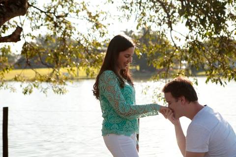beijo na de casal antes do casamento realizado na cidade de Holambra, São Paulo.'