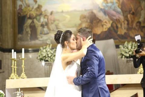 Foto-Beijo-Casal-Casamento-Catedfral-Nossa-Senhora-Do-Cafrmo-Santo-Andre'