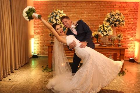 Foto-Casal-Mesa-bolo-Casamento-Buffet-Grande-Ville-Santo-Andre'