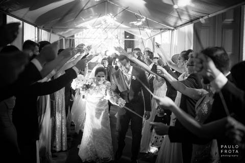 saída dos noivos da cerimonia'