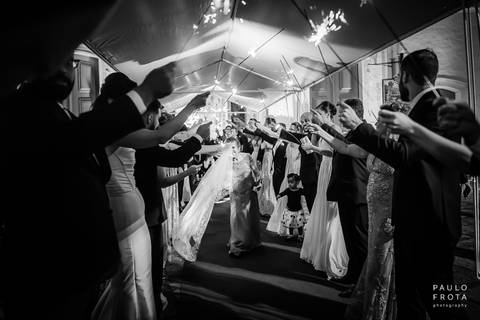 saída dos noivos da cerimonia'