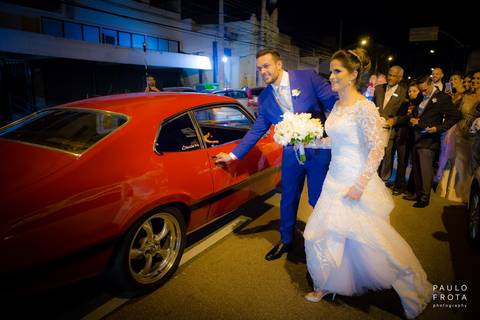 saída dos noivos da cerimonia'