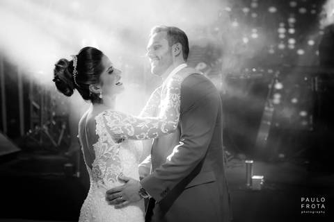 abertura da pista pelos noivos'